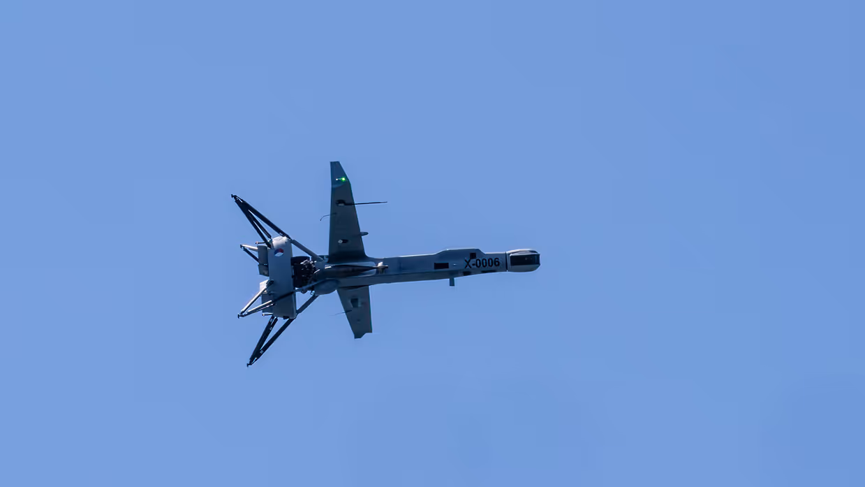 Een drone vliegt in de lucht