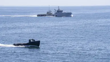 Onbemand schip vaart op zee