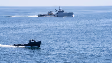 Onbemand schip vaart op zee