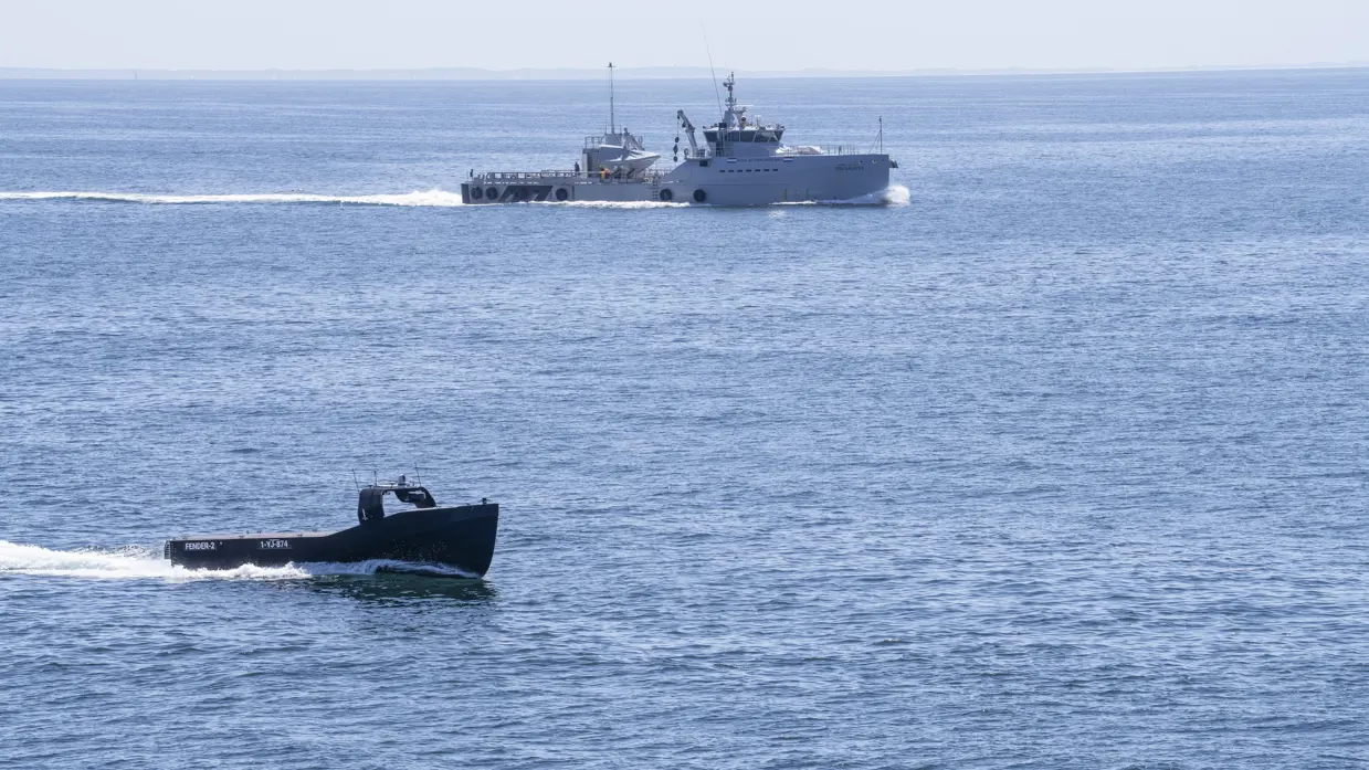Onbemand schip vaart op zee