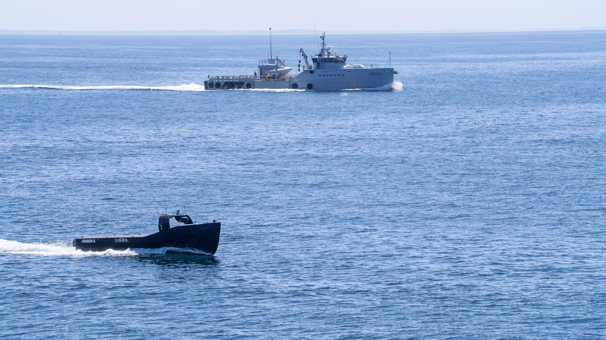 Onbemand schip vaart op zee