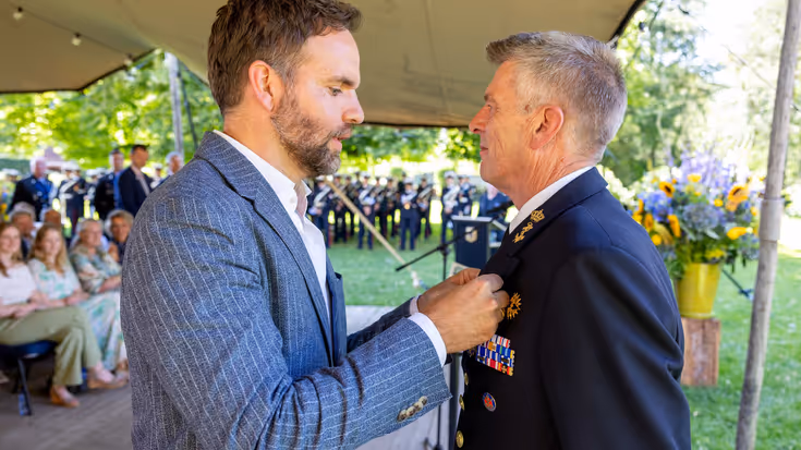 Militair krijgt een medaille opgespeld.
