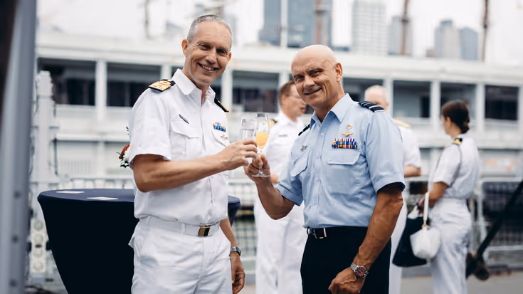 Twee hoge militairen heffen het glas.