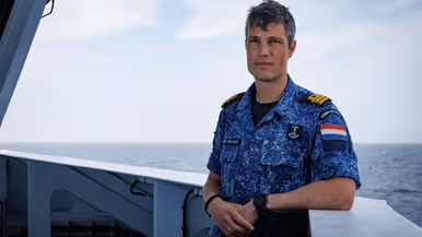 Een portret van commandant KLTZ Alex Arriëns Dwarshuis.