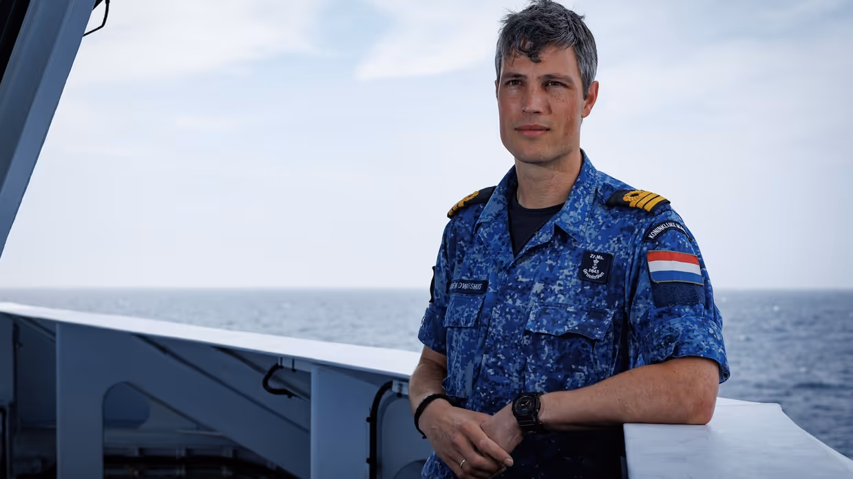 Een portret van commandant KLTZ Alex Arriëns Dwarshuis.