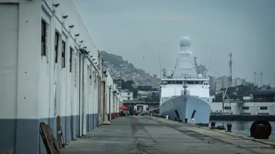 Het patrouilleschip ligt tegen de kade in een Venezolaanse haven. 