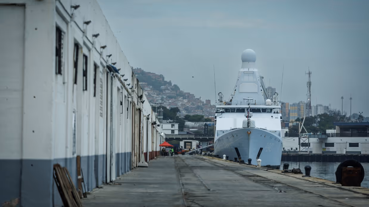 Het patrouilleschip ligt tegen de kade in een Venezolaanse haven. 
