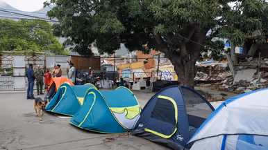 tentjes in een rij op straat.