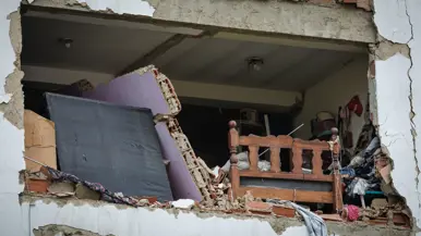 Een inkijkje in wat ooit een slaapkamer was.