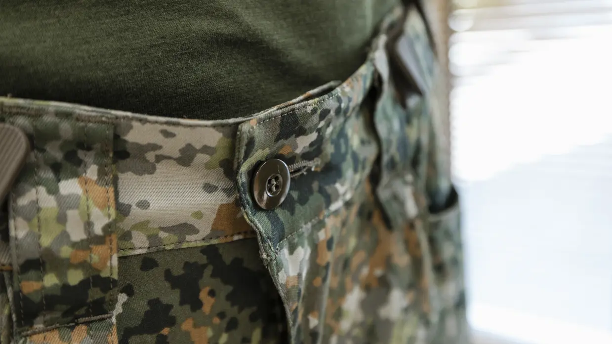 Knoop op broek van militaire gevechtskleding.