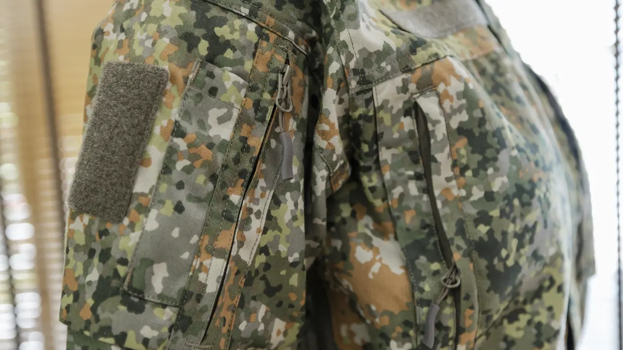 Schouder militair pak met opbergvakje.