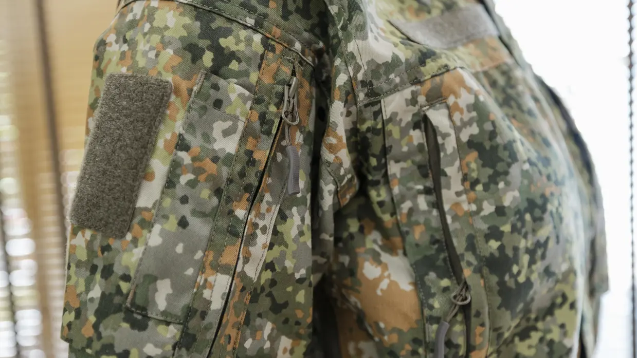 Schouder militair pak met opbergvakje.
