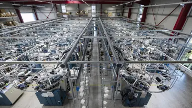 Fabriekshal vol machines die ondergoed produceren.