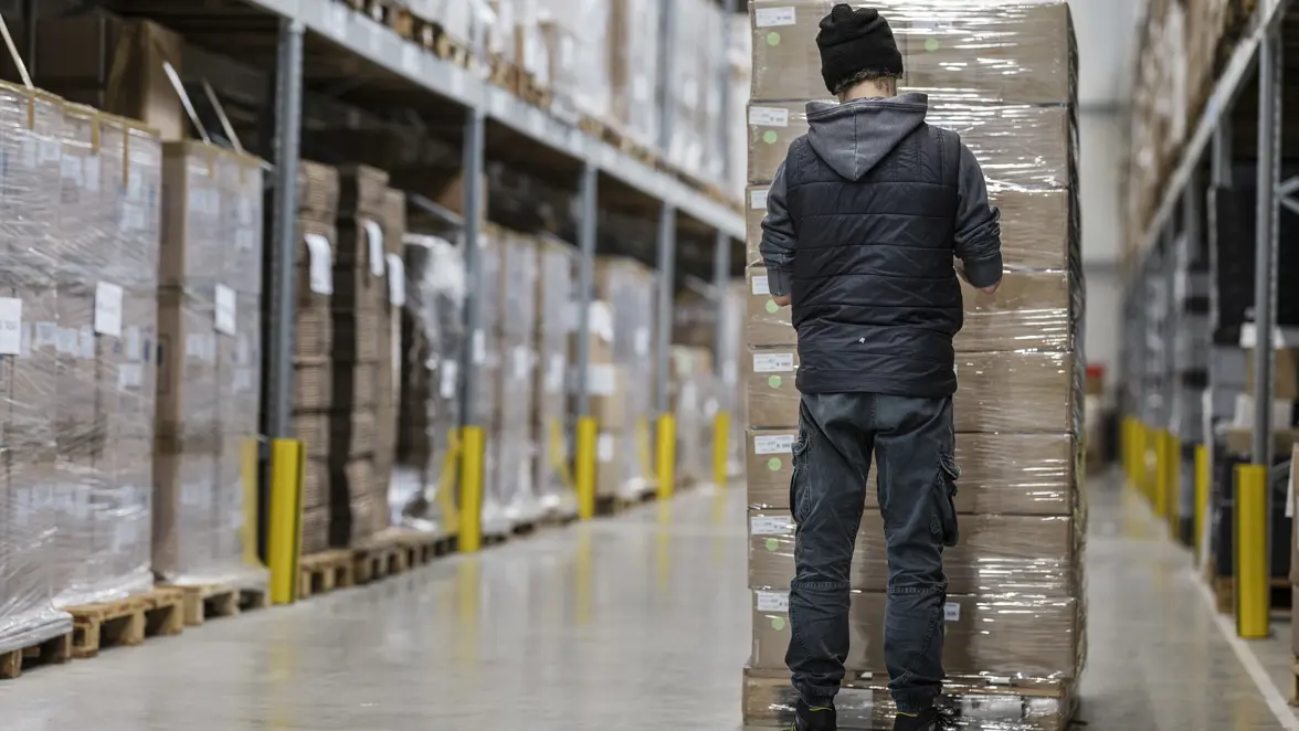 Medewerker controleert pallet in magazijn.