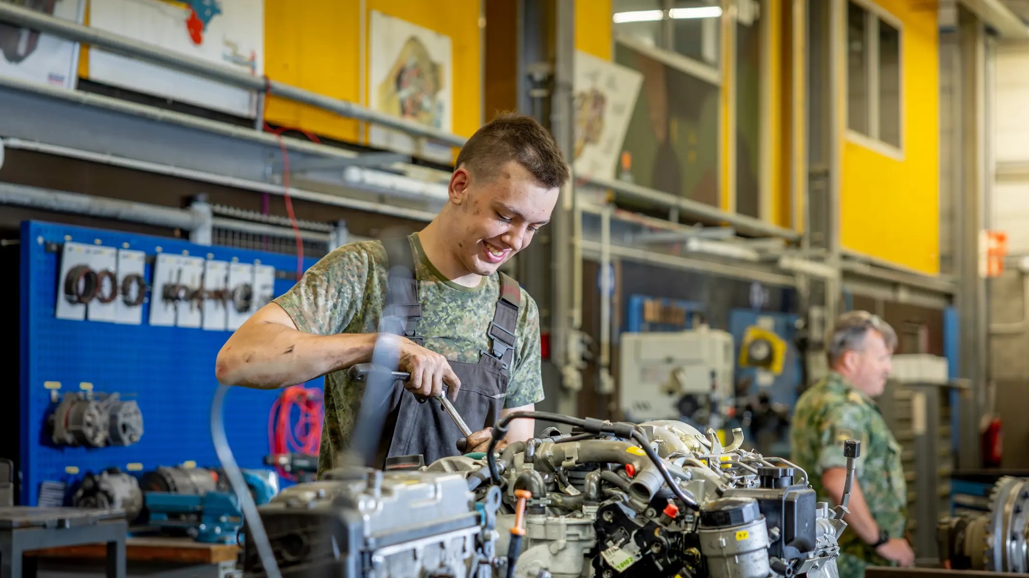 een monteur werkt aan een grote voertuigmotor