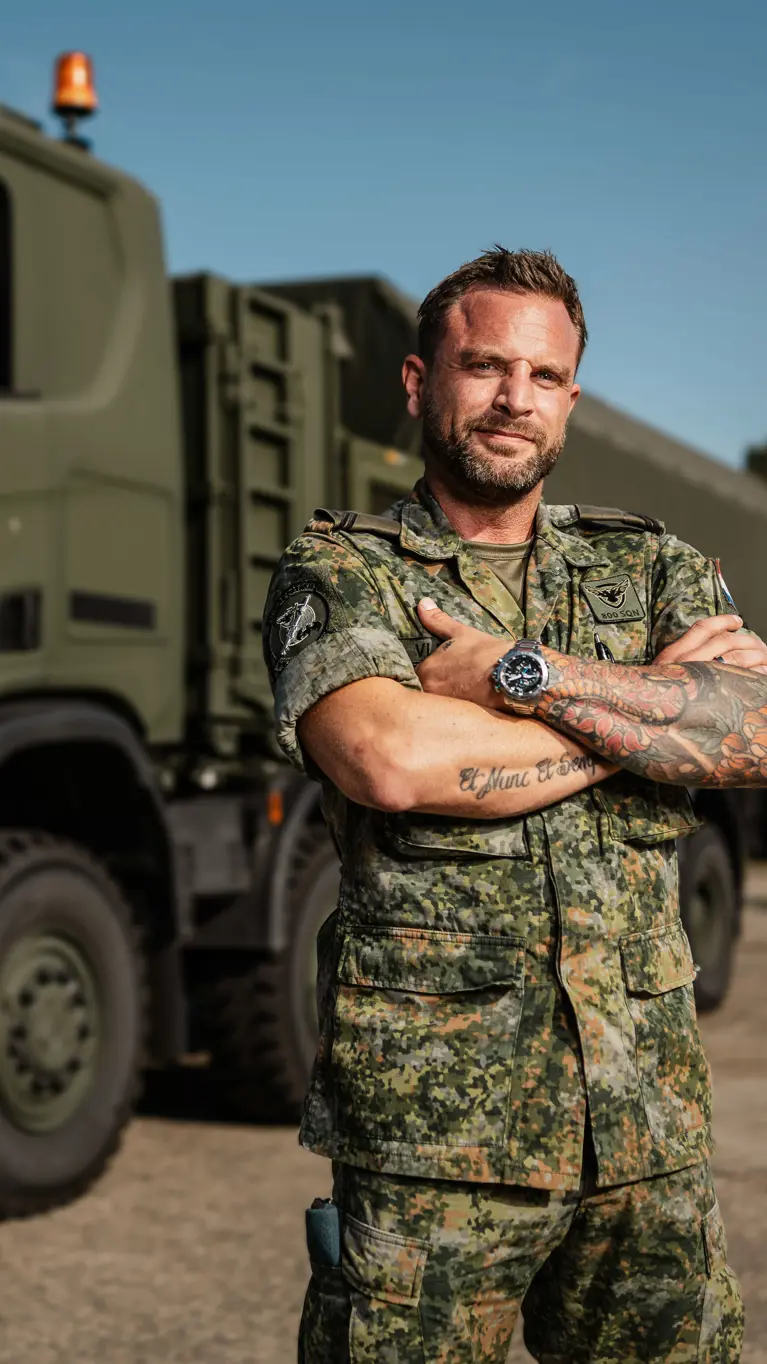 Mike Vleeming poseert voor een Scania