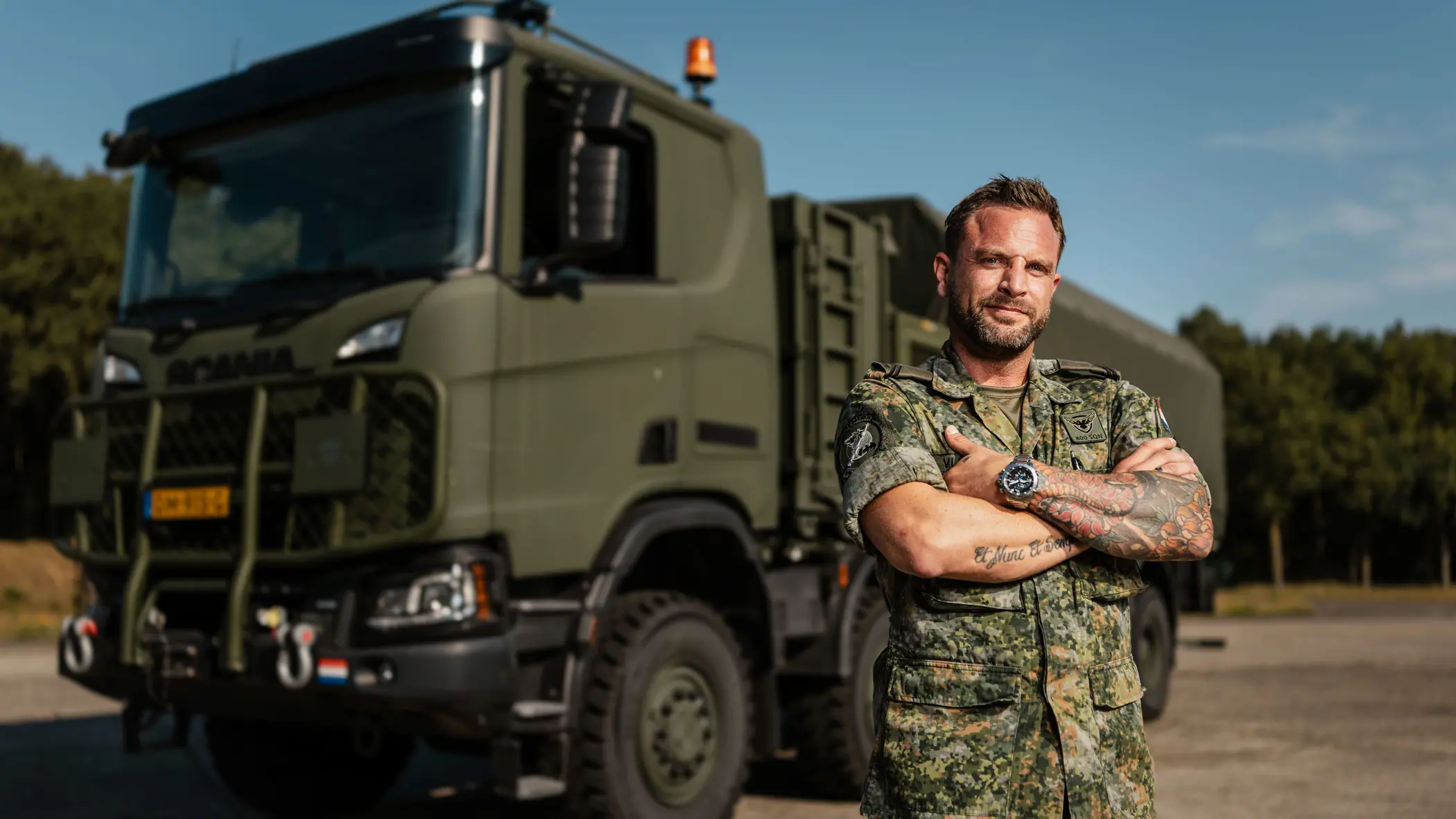 Mike Vleeming poseert voor een Scania