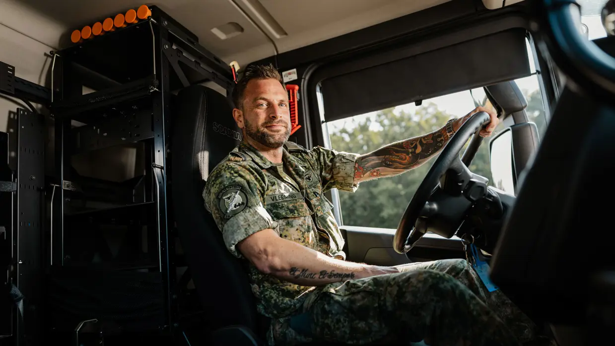 Portretfoto van Mike Vleeming in een Scania