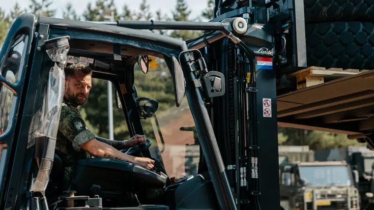 Mike in een heftruck.