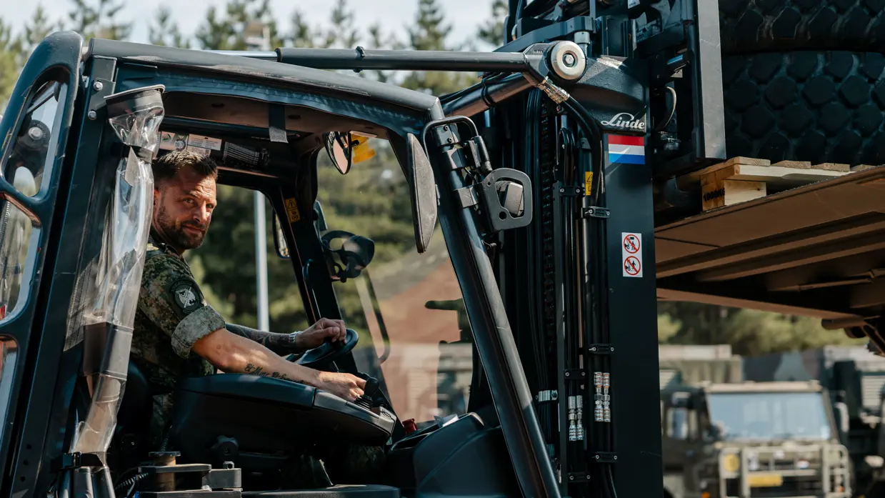 Mike in een heftruck.