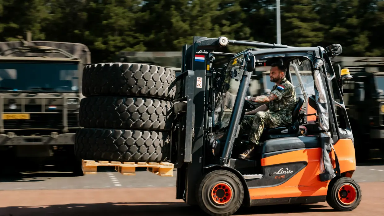 Mike rijdt op een heftruck.