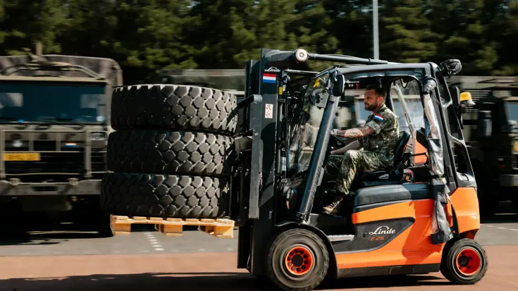 Mike rijdt op een heftruck.