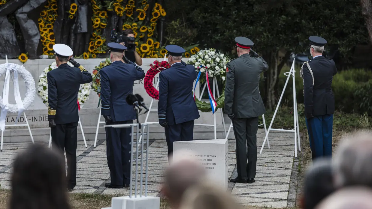 Afgevaardigden van de vier krijgsmachtdelen met te midden van hen generaal Eichelsheim die de militaire eregroet brengen voor het Indisch Monument.