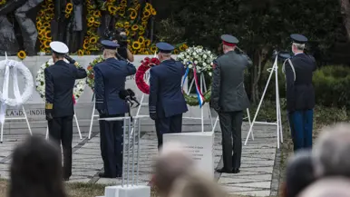 Afgevaardigden van de vier krijgsmachtdelen met te midden van hen generaal Eichelsheim die de militaire eregroet brengen voor het Indisch Monument.