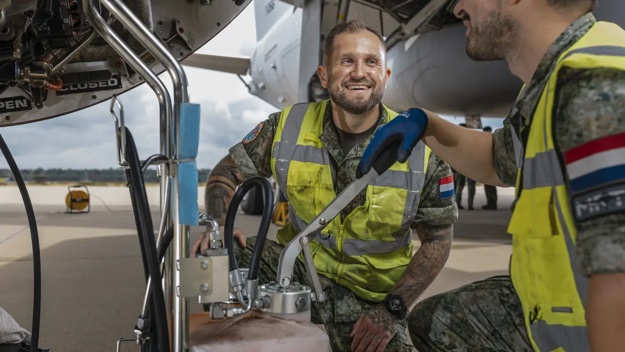 bespreekt Roy onderhoudswerkzaamheden aan een A330 MRTT met een collega. Beiden hebben een geel hesje aan.