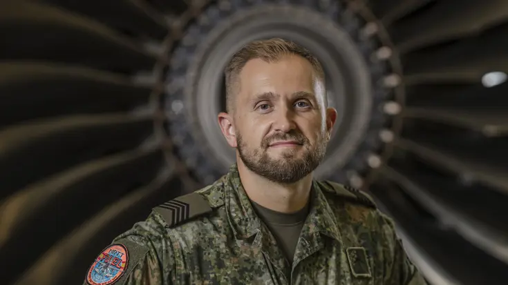  Sergeant-majoor Roy van der Mark in gevechtstenue staat voor de motor van een A330 MRTT.