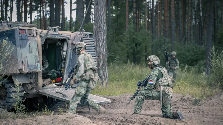 Militairen oefenen in Litouws bos