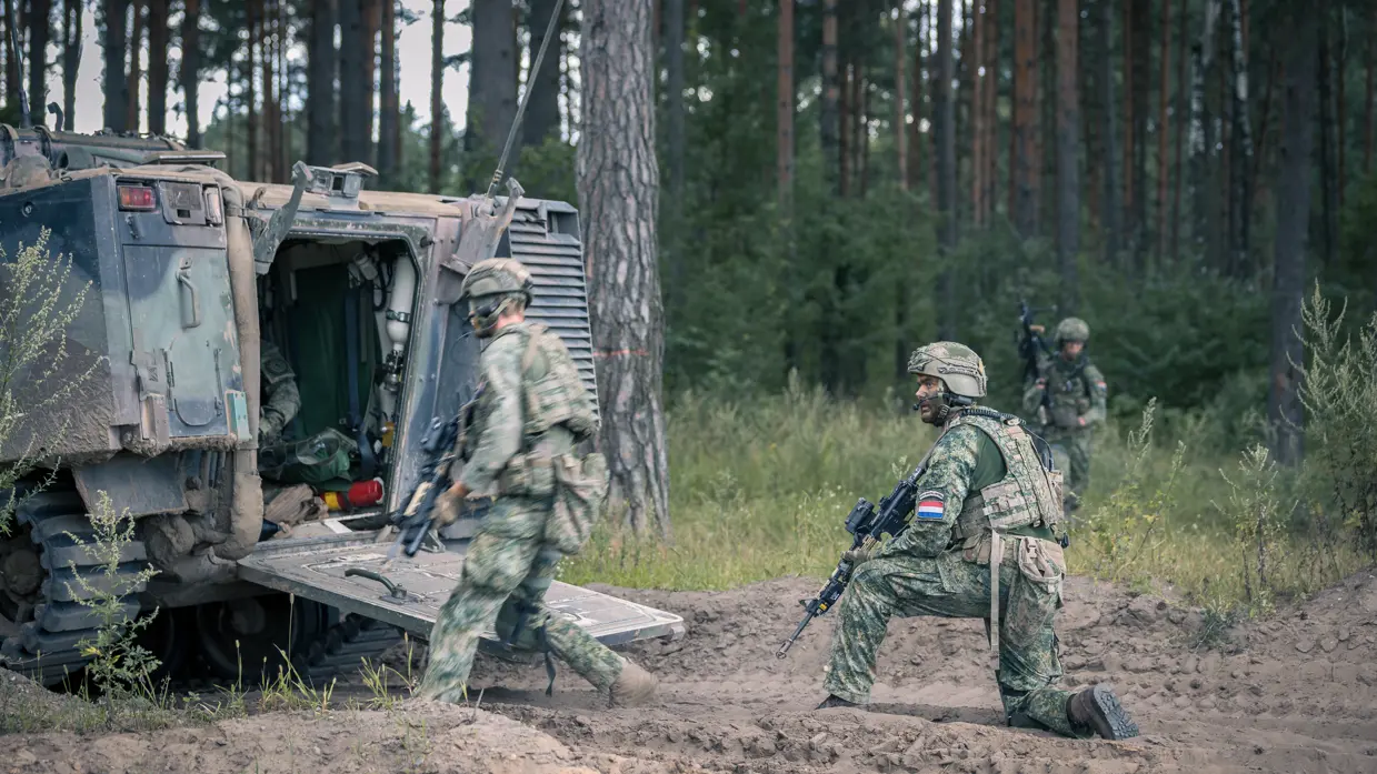 Militairen oefenen in Litouws bos