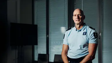Een portret van majoor Bernard Gerritsma in operationeel tenue van de Koninklijke Marechaussee.