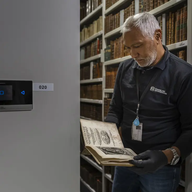 Bob Beelt bladert door een eeuwenoud boek.