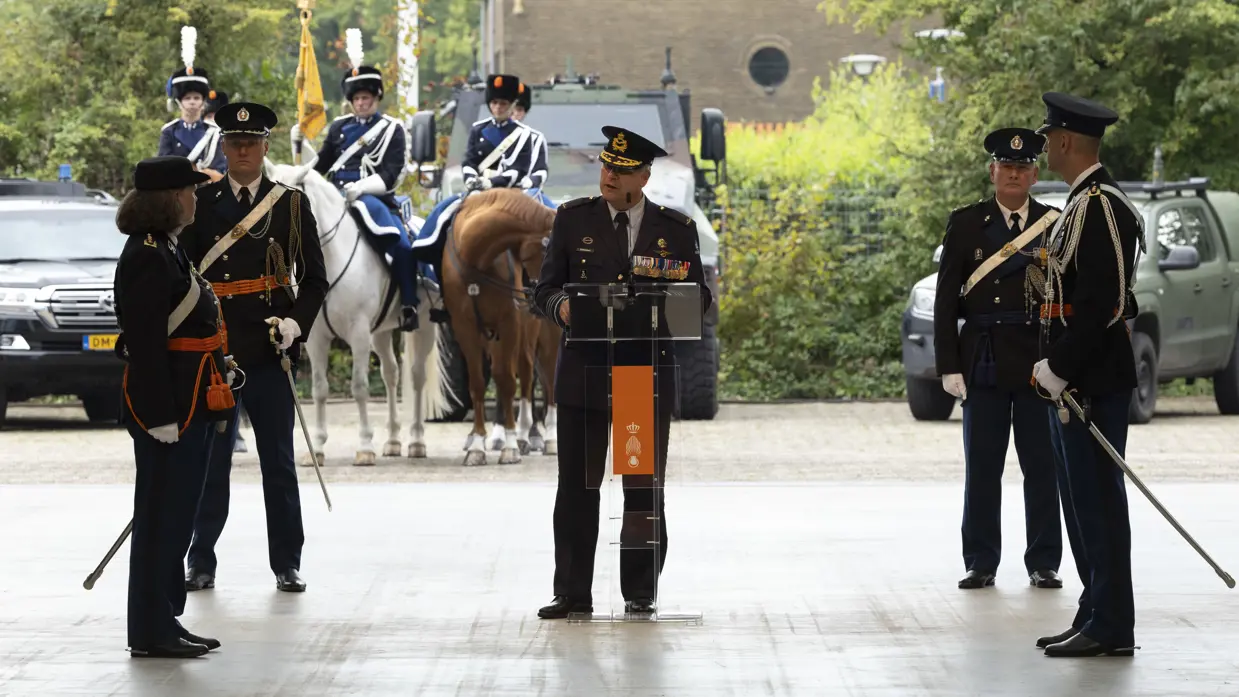 Generaal Eichelsheim achter een katheder spreekt zijn collega’s toe. 