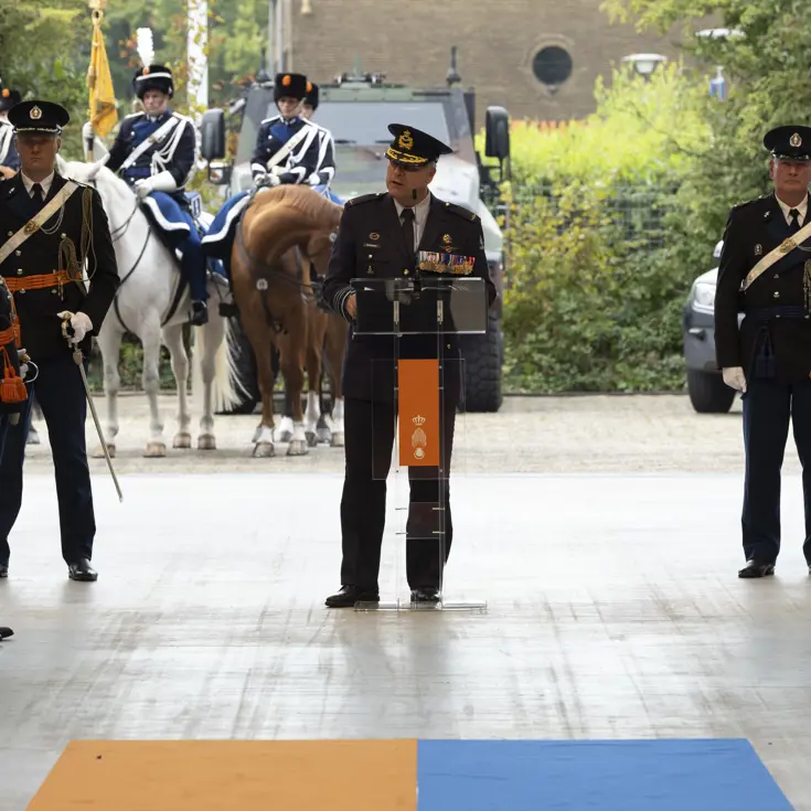 De oude en de nieuwe C-KMar staan tegenover elkaar bij de vaandeloverdracht.