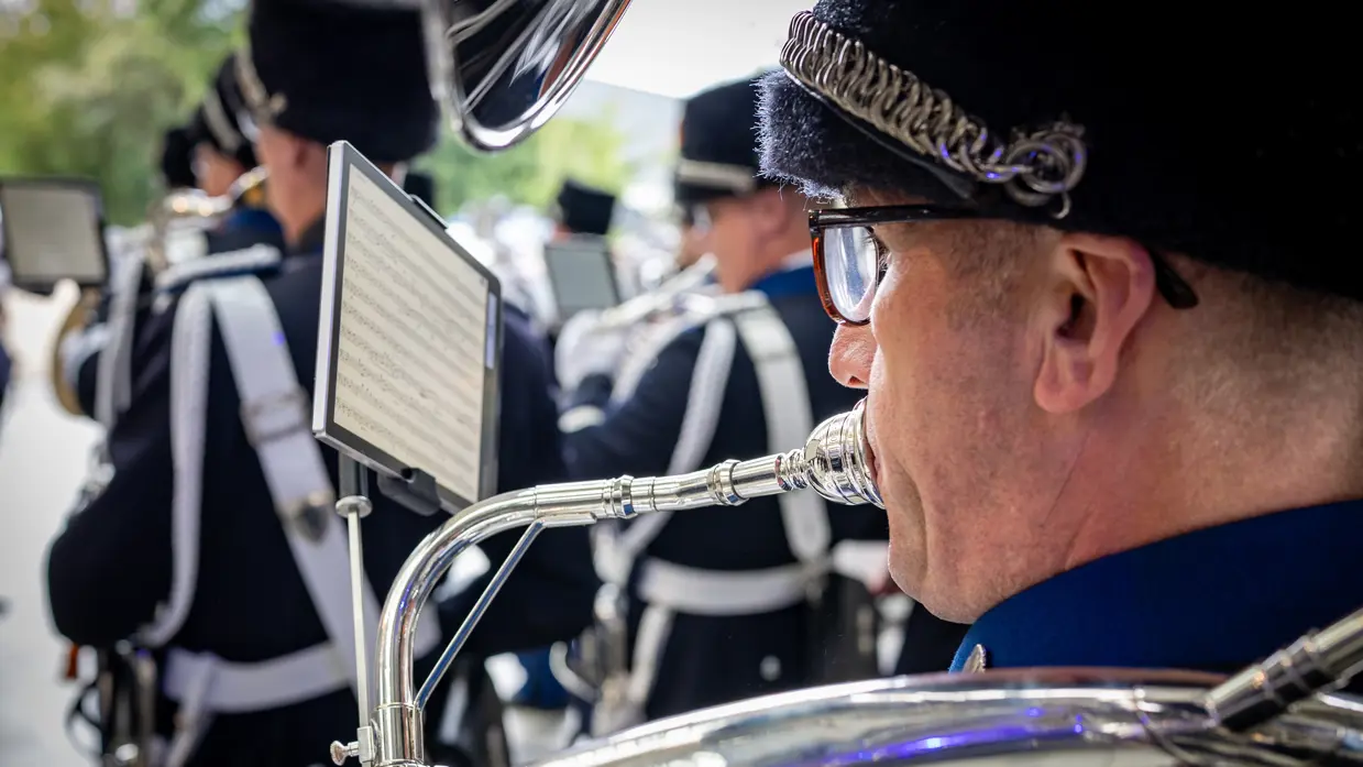 Close-up van een blazer van het Orkest Koninklijke Marechaussee.