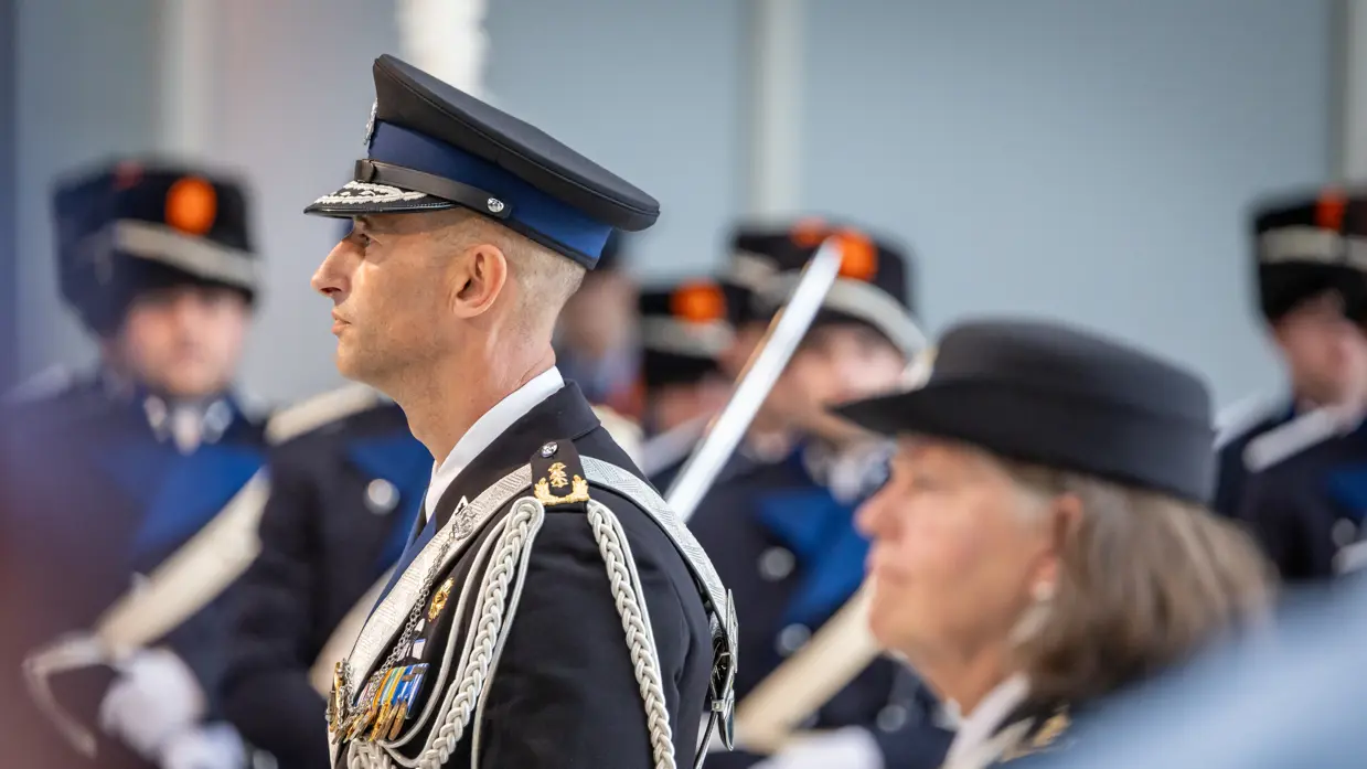 Zijaanzicht van de nieuwe C-KMar Costongs, op de voorgrond zijn voorganger.