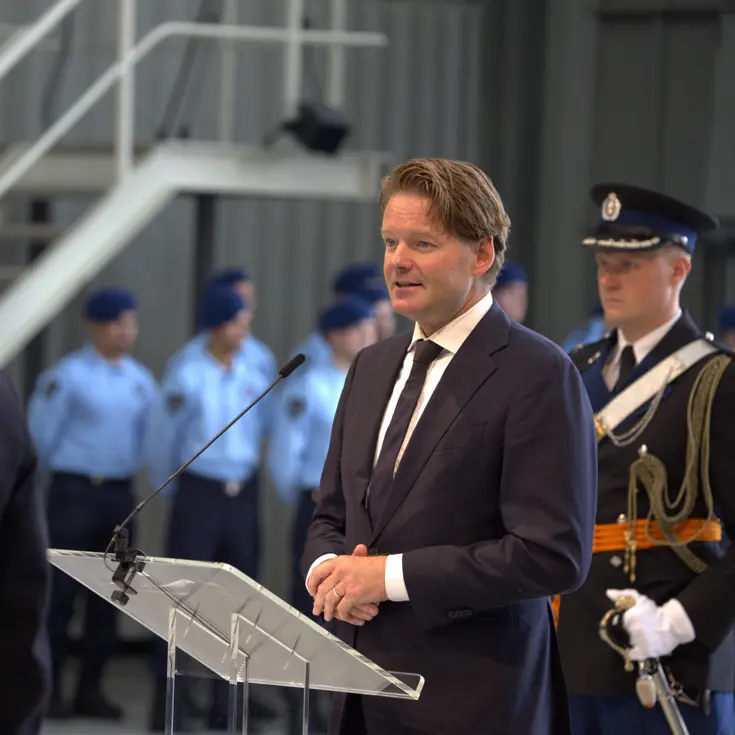 Secretaris-generaal Maarten Schurink speecht vanachter een katheder.