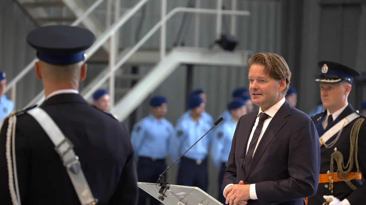 Maarten Schurink spreekt achter een katheder.