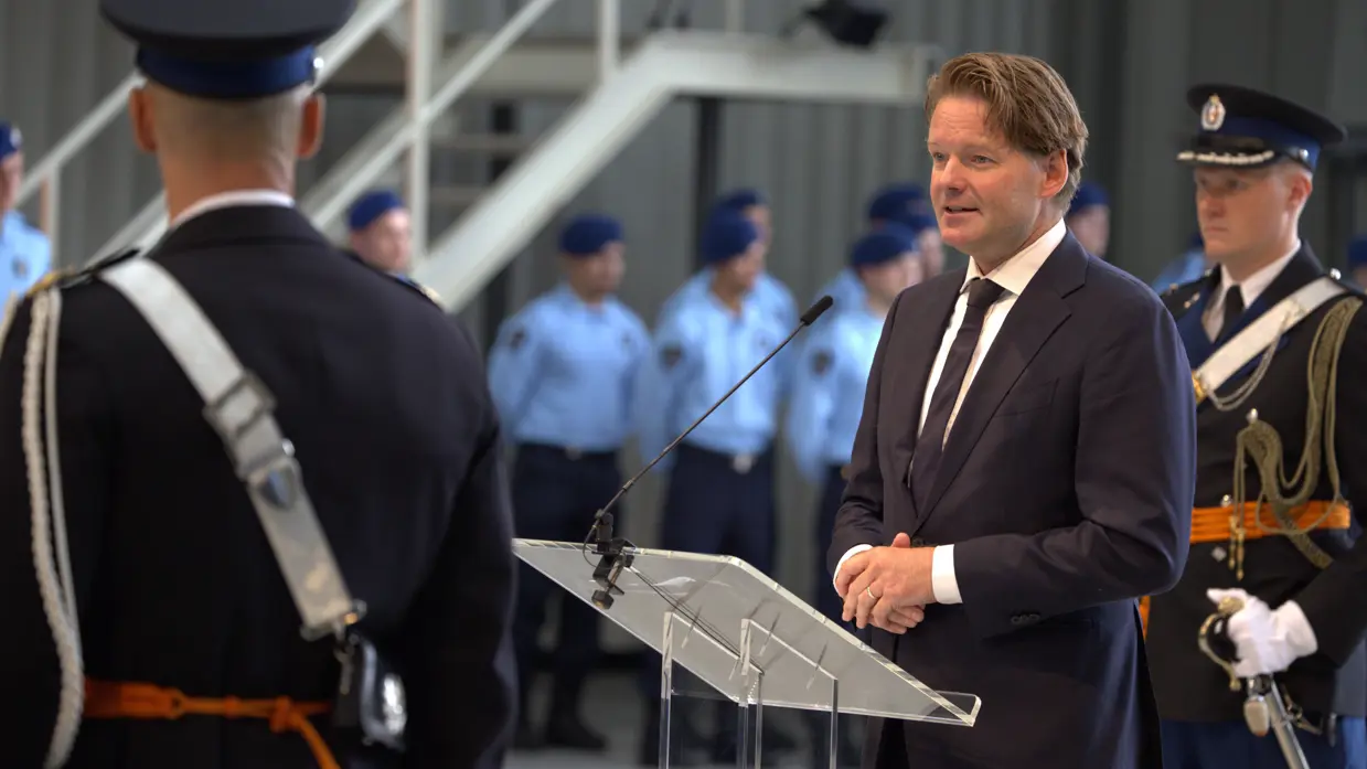Secretaris-generaal Maarten Schurink speecht vanachter een katheder.
