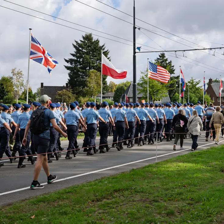 Marechaussees marcheren Oosterbeek binnen.