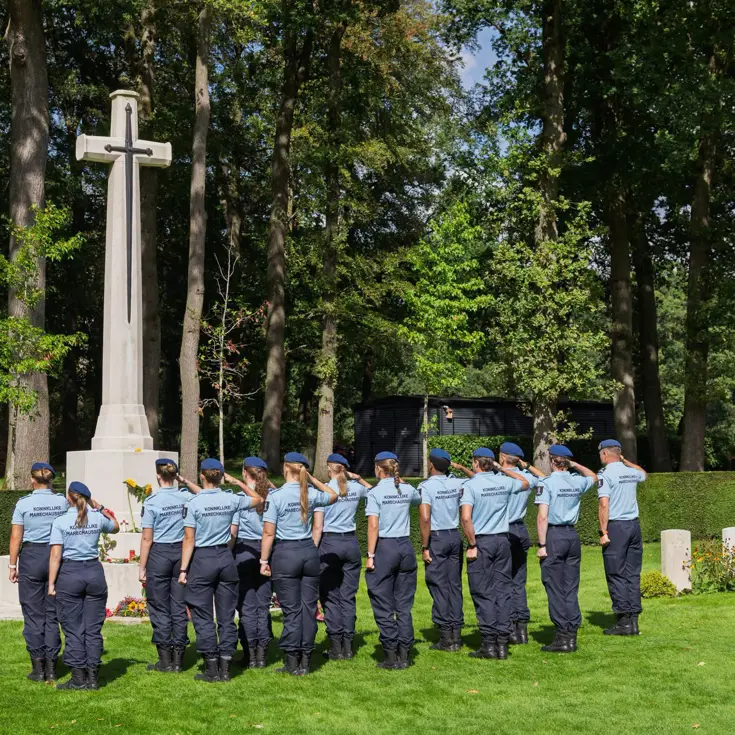 Marechaussees salueren een monument op de begraafplaats in Oosterbeek.