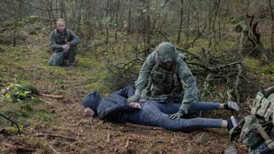 Drie gewapende militairen in gesprek met drie personen in donkere burgerkleding. Een vrouw met een donkere trui en een bedekt gezicht. Militairen in gevecht met de donker geklede partizanen. Twee militairen houden een persoon in burgerkleding vast terwijl diegene met zijn buik op de grond ligt.