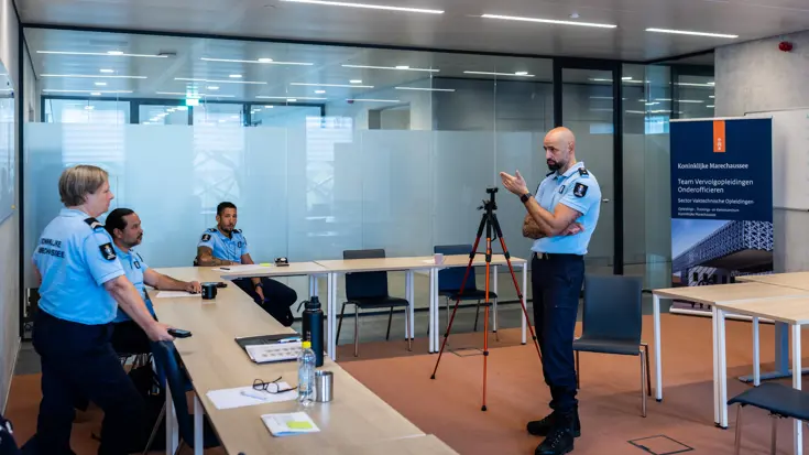 Een instructeur praat met de leerlingen.