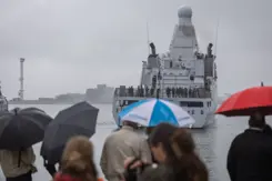 ZrMs Groningen in de haven van Den Helder, met toeschouwers op de voorgrond