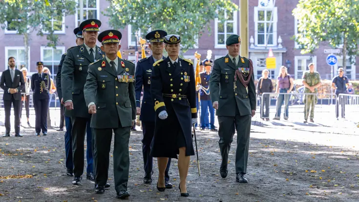 Officieren komen aan in Den Haag bij beëdiging reservisten.