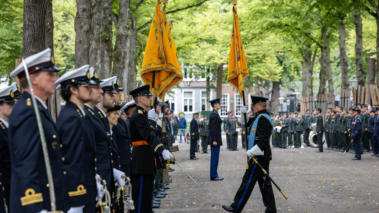 Militairen in het gelid voor het vaandel.