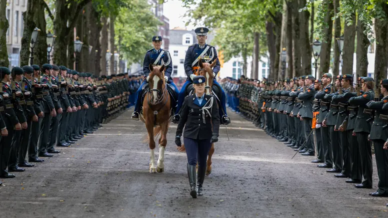 Constongs komt te paard aan in Den Haag, tussen de opgestelde militairen.