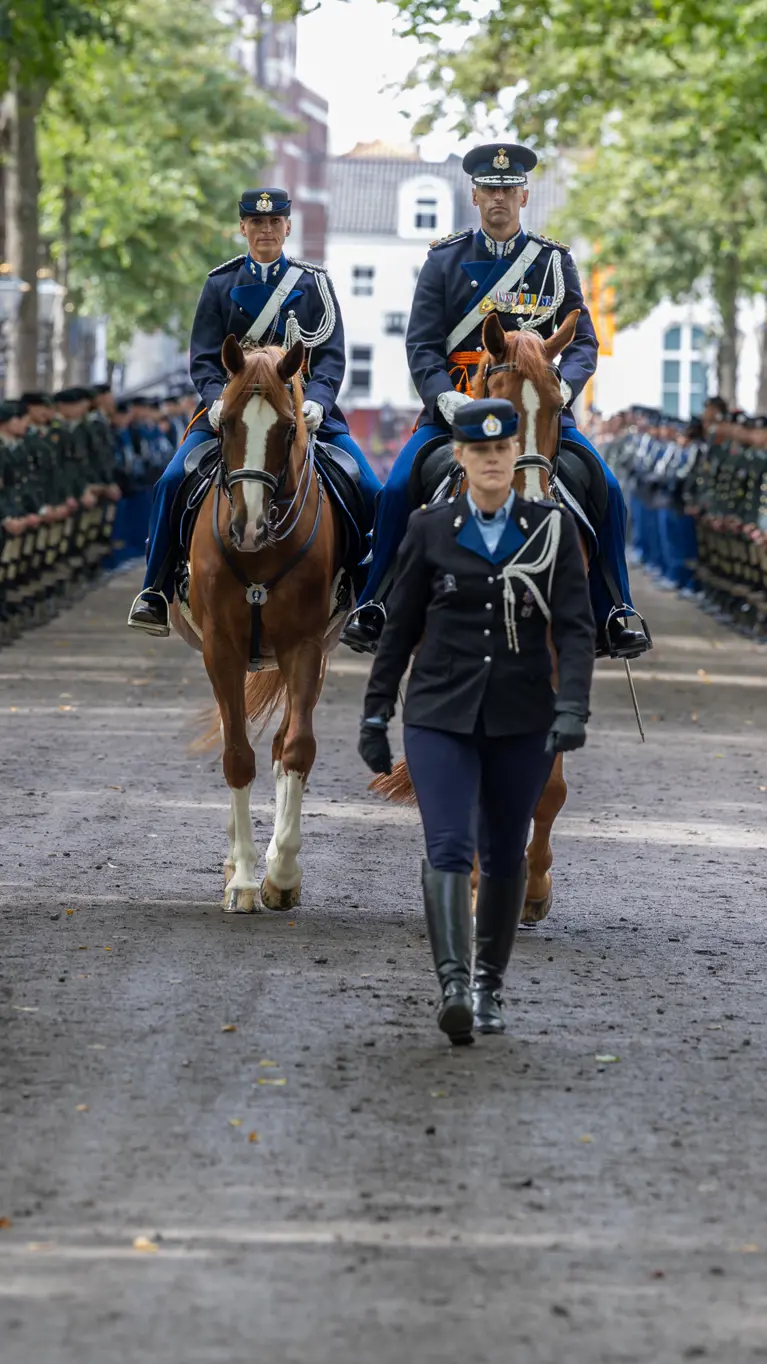 Constongs komt te paard aan in Den Haag, tussen de opgestelde militairen.